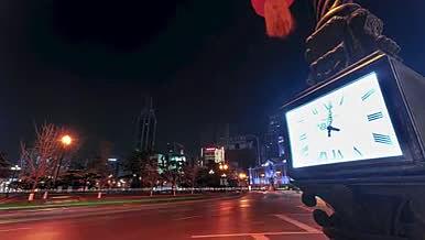 8K广场时钟指针转动光阴流逝视频的预览图